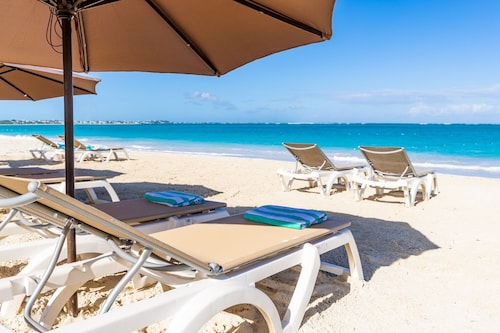 SEASCAPE HOTEL SUITES in superb Grace Bay with Pool, Beach Access, Full kitchen