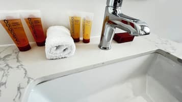 Ducha, secador de pelo, toallas, jabón