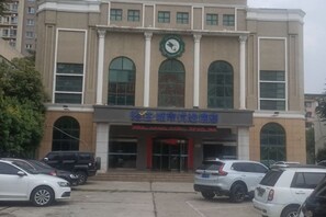 Parking - Light Living City Preferred Hotel (RT-Mart) (Jiyuan)