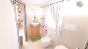 Towels, soap, toilet paper - APARTMENT MAJU (Enas)