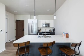Refrigerador, microondas, horno y parrilla de estufa