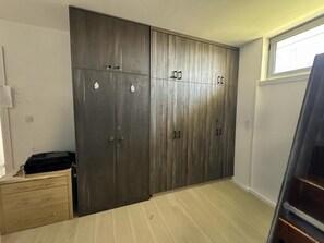 Dormitori compartit bàsic, balcó, vistes a la ciutat | Habitacions insonoritzades i wifi gratuïta 