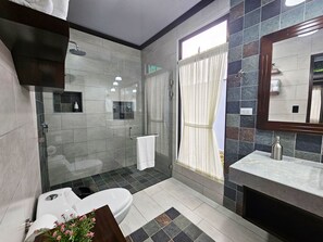 Dusche, Haartrockner, Handtücher, Seife