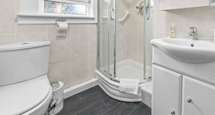 Modern 2 bedroom apartment with on street parking and wifi.