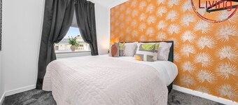 Modern 2 bedroom apartment with on street parking and wifi.