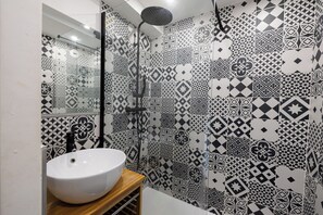 Douche, serviettes fournies, savon, papier de toilette