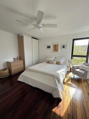 4 slaapkamers, een strijkplank/strijkijzer, wifi, beddengoed