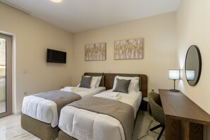 2 habitaciones, tabla de planchar con plancha y cuna de viaje 