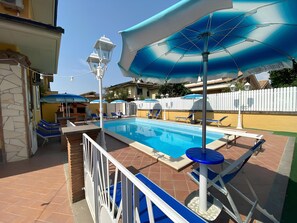 Una piscina al aire libre de temporada