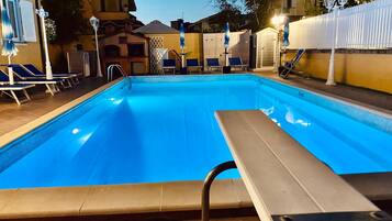 Een seizoensgebonden buitenzwembad