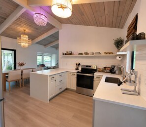 Coffee/tea maker, fridge, microwave, oven