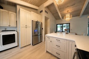 Wasserkocher mit Kaffee-/Teezubehör, Kühlschrank, Mikrowelle, Ofen