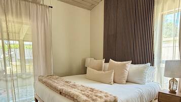 4 bedrooms, desk, iron/ironing board, travel crib