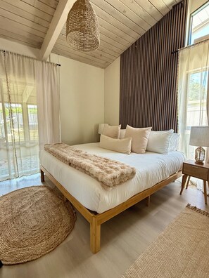 4 habitaciones, escritorio y tabla de planchar con plancha 