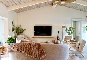 Televisión, futbolito, libros