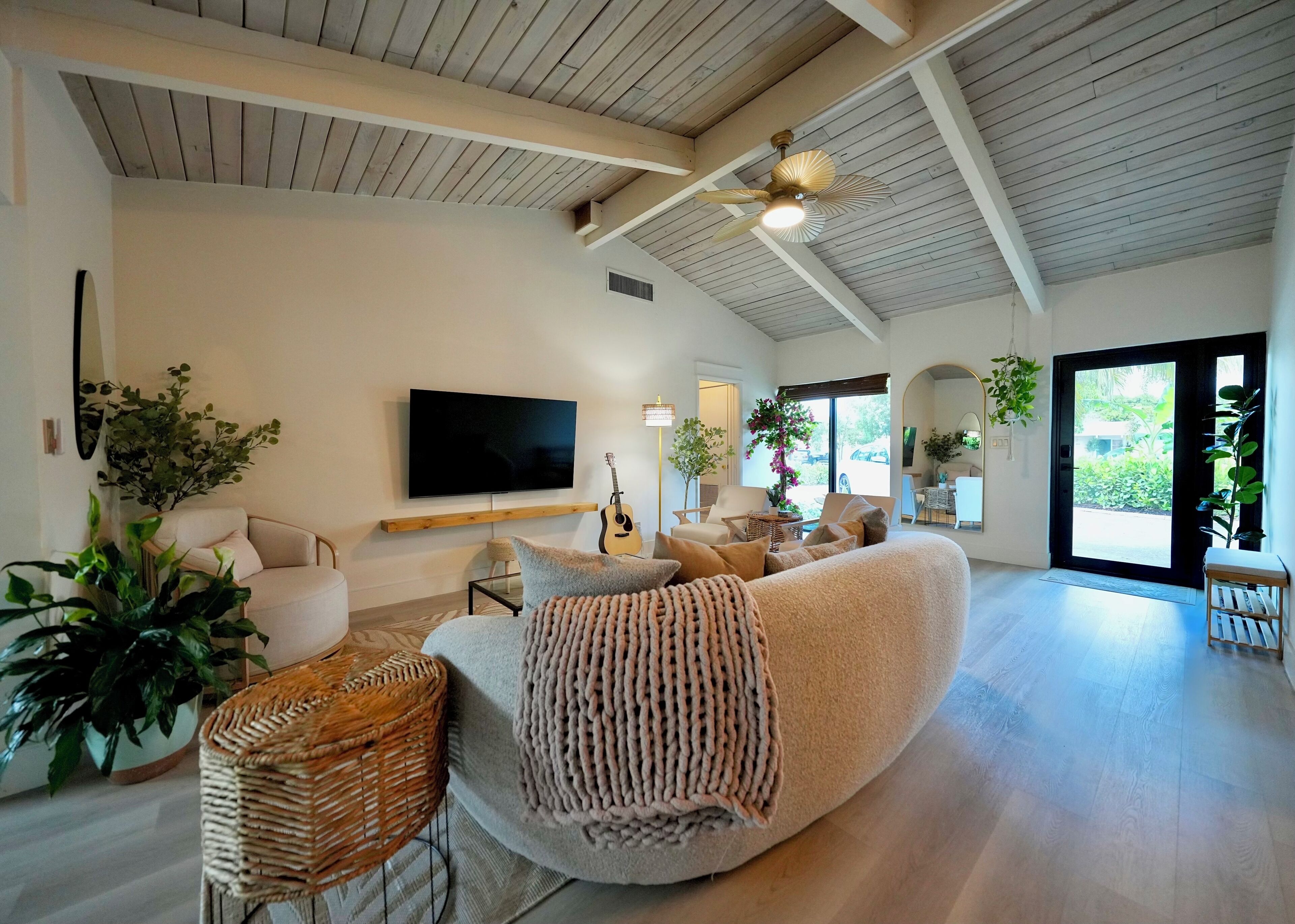 Smart TV, futbolito, libros, monitor de computadora