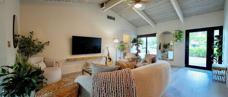 Smart TV, futbolito, libros, monitor de computadora