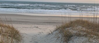 Feeling Frisco - 4-bedroom house in the OBX just steps to the beach.