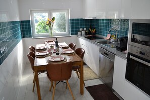 Fridge, microwave, oven, stovetop - Welcome to the house "Casa do Frade" (Santarém)
