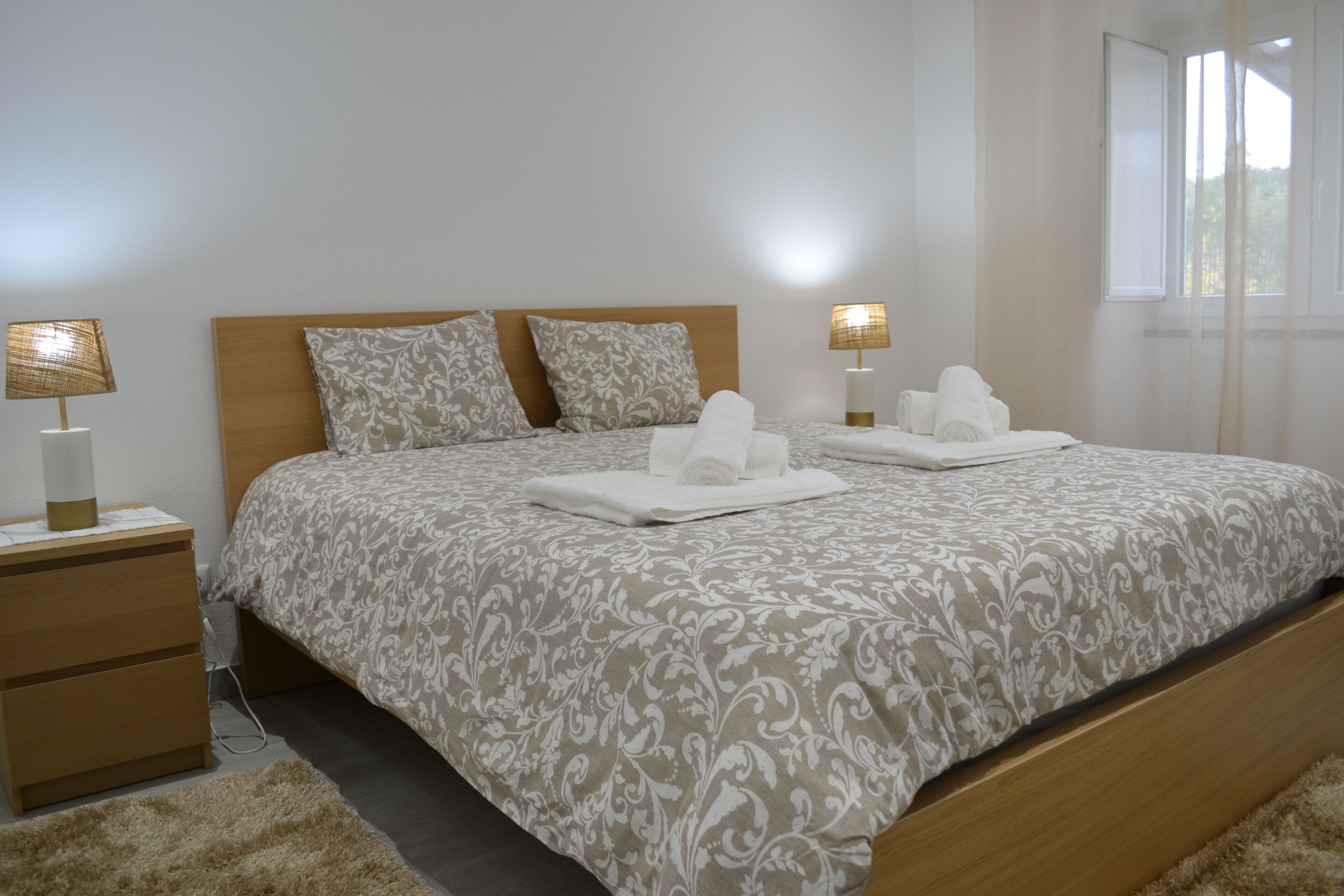 2 habitaciones, tabla de planchar con plancha y cuna de viaje 