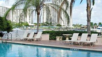 2 piscines extérieures, chaises longues