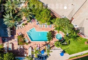 2 utendørsbassenger og solsenger