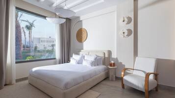 Suite junior, vista al jardín | Caja de seguridad en la habitación y decoración personalizada