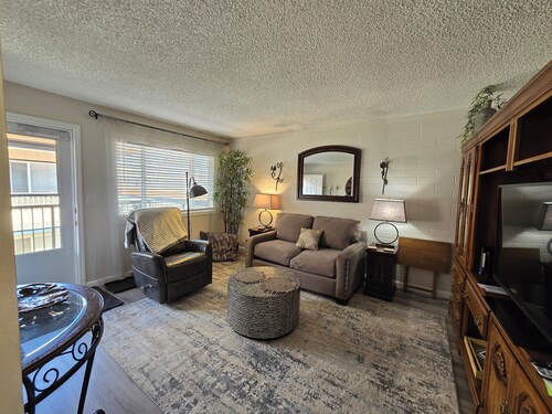 Charming furnished 2-bedroom, 1 bath apartment with WiFi, AC in lovely Kalispell