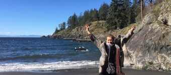 Romantic Ocean Forest Retreat: Cozy Comfort & Adventure on Bowen Island!