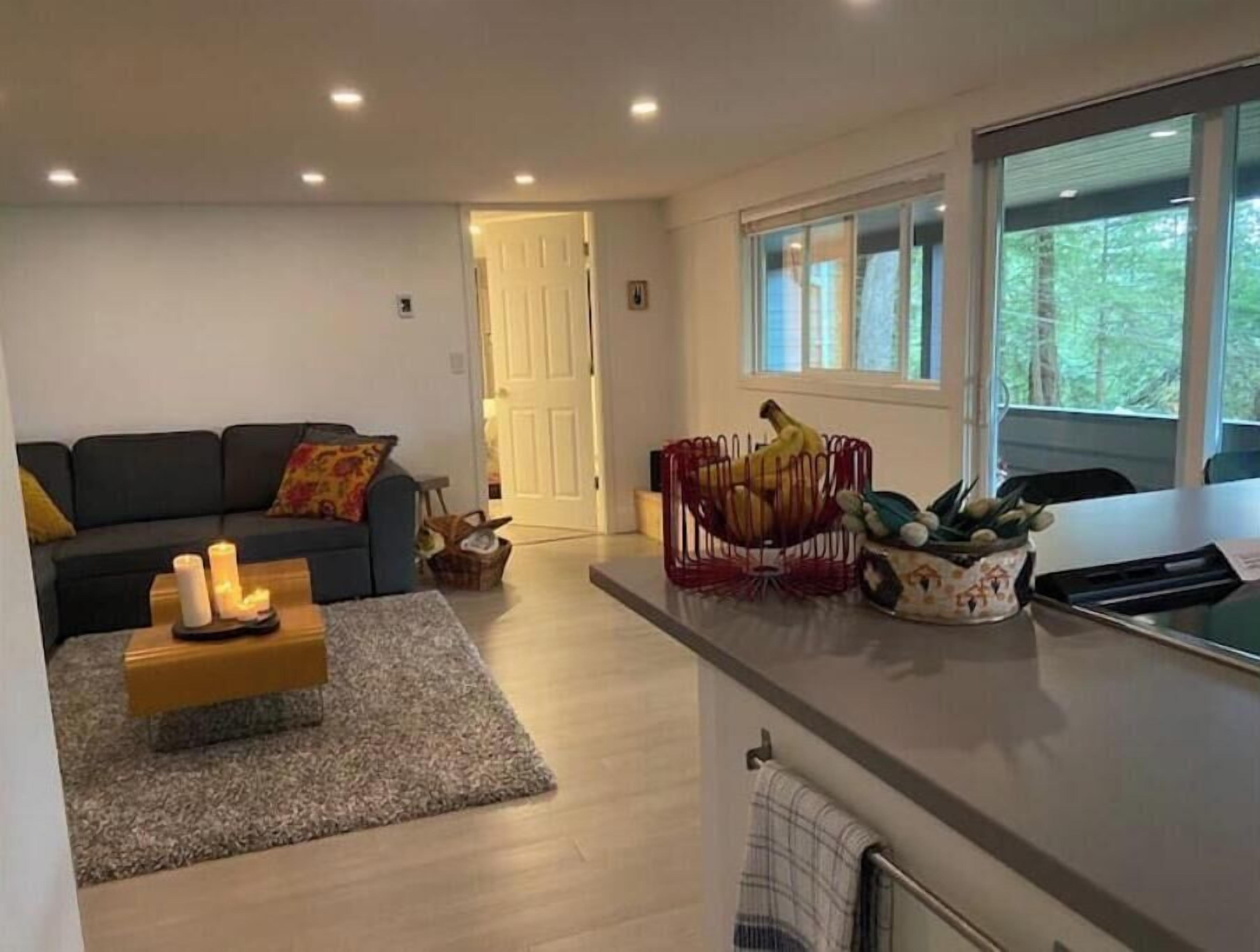 Romantic Ocean Forest Retreat: Cozy Comfort & Adventure On Bowen Island! - 보웬 아일랜드