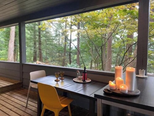 Romantic Ocean Forest Retreat: Cozy Comfort & Adventure on Bowen Island!