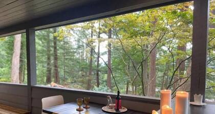 Romantic Ocean Forest Retreat: Cozy Comfort & Adventure on Bowen Island!