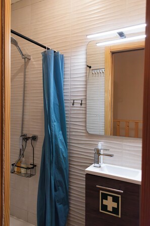 Dusj, hårføner, håndklær og såpe