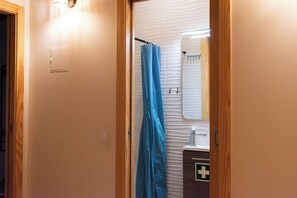 Douche, séchoir à cheveux, serviettes fournies, savon