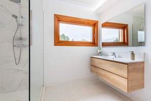 Douche, séchoir à cheveux, serviettes fournies
