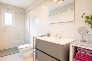 Shower, hair dryer, towels - Apartment Dofi in Portocolom (Portocolom)