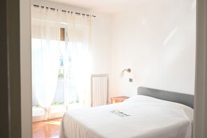 2 bedrooms, bed sheets - M001 - Marcelli, three-room apartment with sea view (Marcelli)