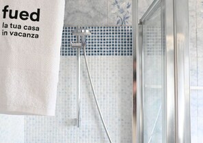 Shower, bidet, towels - M001 - Marcelli, three-room apartment with sea view (Marcelli)