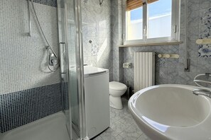 Doccia, bidet, asciugamani