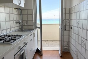 Fridge, oven - M001 - Marcelli, three-room apartment with sea view (Marcelli)