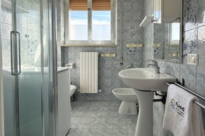 Shower, bidet, towels - M001 - Marcelli, three-room apartment with sea view (Marcelli)