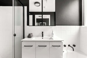 Shower, hair dryer, shampoo - Cozy 2beds retreat in Manly Vale (Manly Vale)