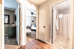 3 bedrooms, desk, iron/ironing board, travel crib - Family & Pet Friendly Oasis - Backyard - Patio (Southaven)