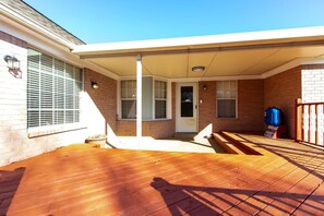 Exterior - Family & Pet Friendly Oasis - Backyard - Patio (Southaven)