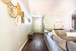 Smart-TV, peis, bøker og kontorer