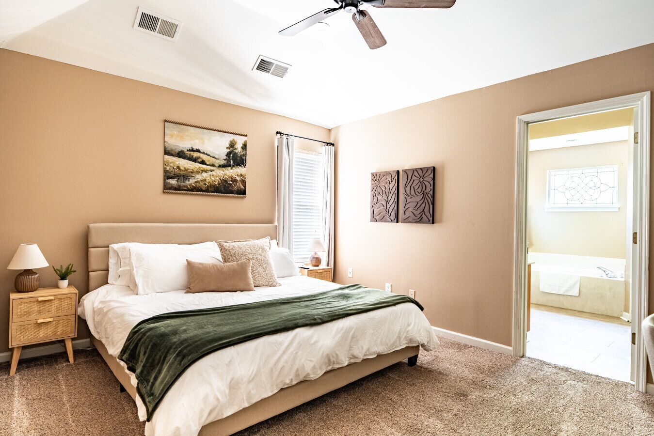 Schreibtisch, Bügeleisen/Bügelbrett, Reisekinderbett, kostenloses WLAN