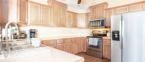 Frigorifero, microonde, piano cottura, lavastoviglie