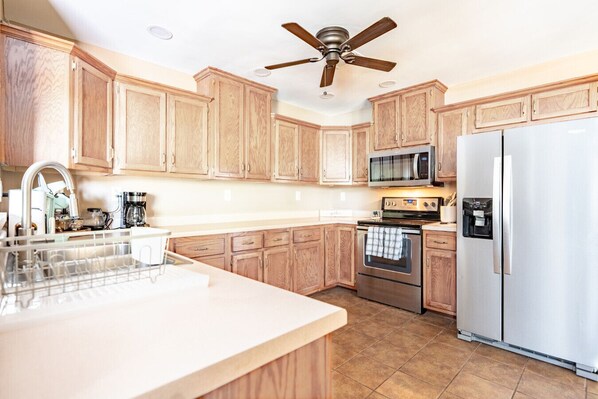 Fridge, microwave, stovetop, dishwasher