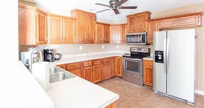 Family & Pet Friendly Oasis - Backyard - Patio