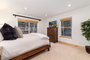 3 makuuhuonetta, työpöytä, silitysrauta/-lauta, vauvan matkasänky